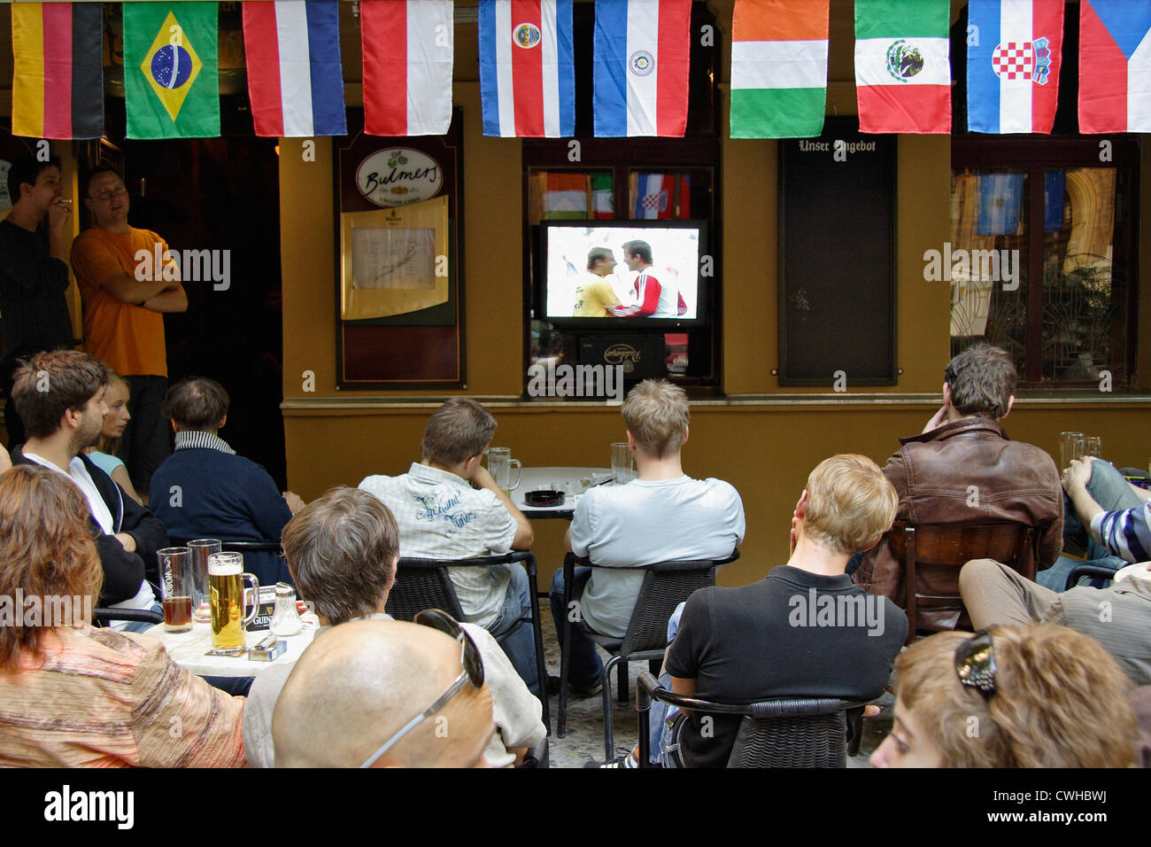 Berlin, Fußball-Fans sehen das Restaurant Fussballuebertragung Stockfoto