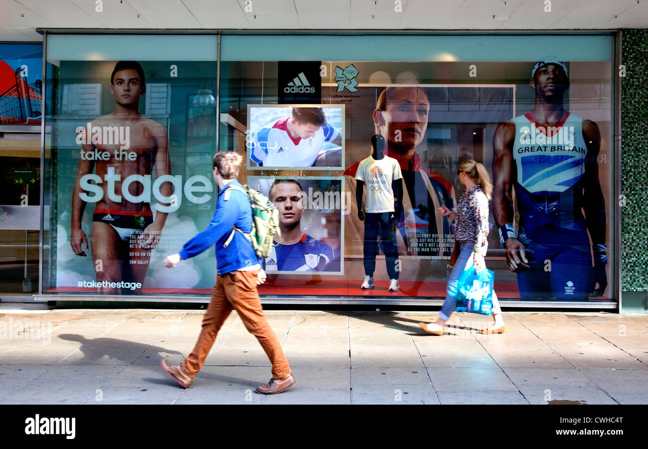 Team GB Olympics Sterne im Adidas-Fenster angezeigt, in John Lewis, Oxford Street, London Stockfoto