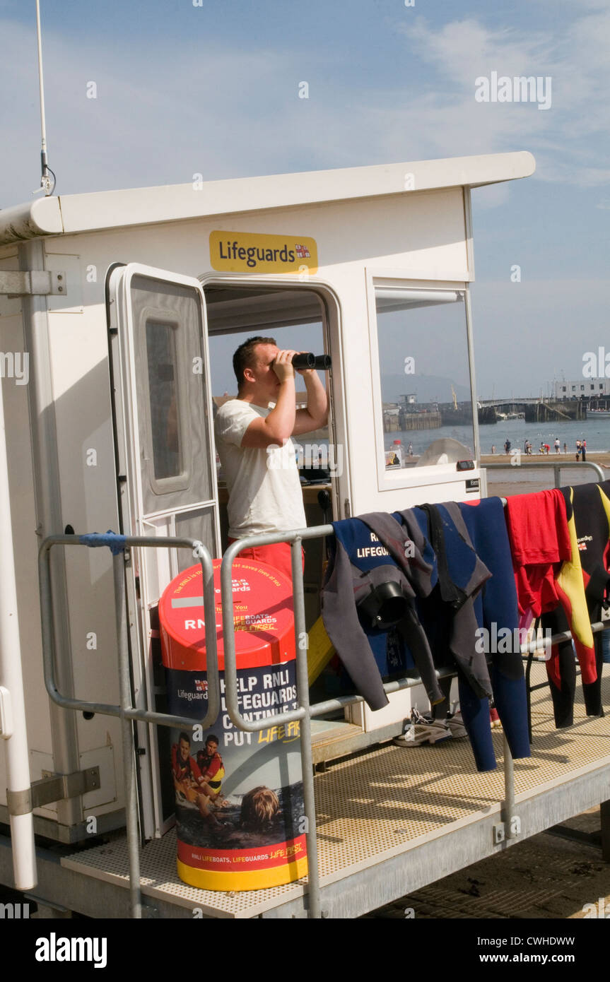 Rettungsschwimmer Rettungsschwimmer Bahnhof Scarborough Strand uk Fernglas Leben Wachen Wache Stockfoto