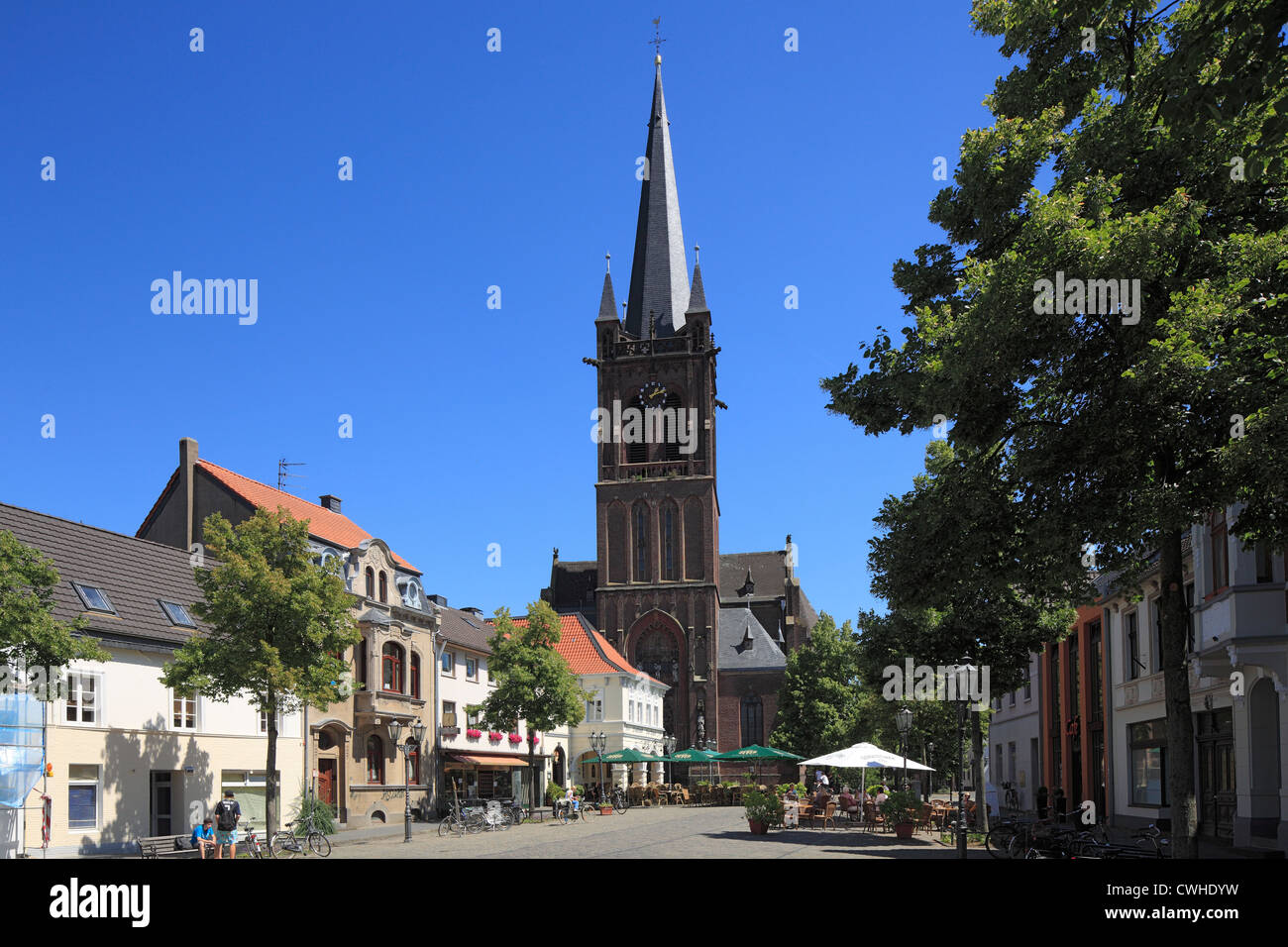 Marktplatz Mit Cyriakuskirche Und Hotel Zur Rose in Krefeld-Hüls, Niederrhein, Nordrhein-Westfalen Stockfoto