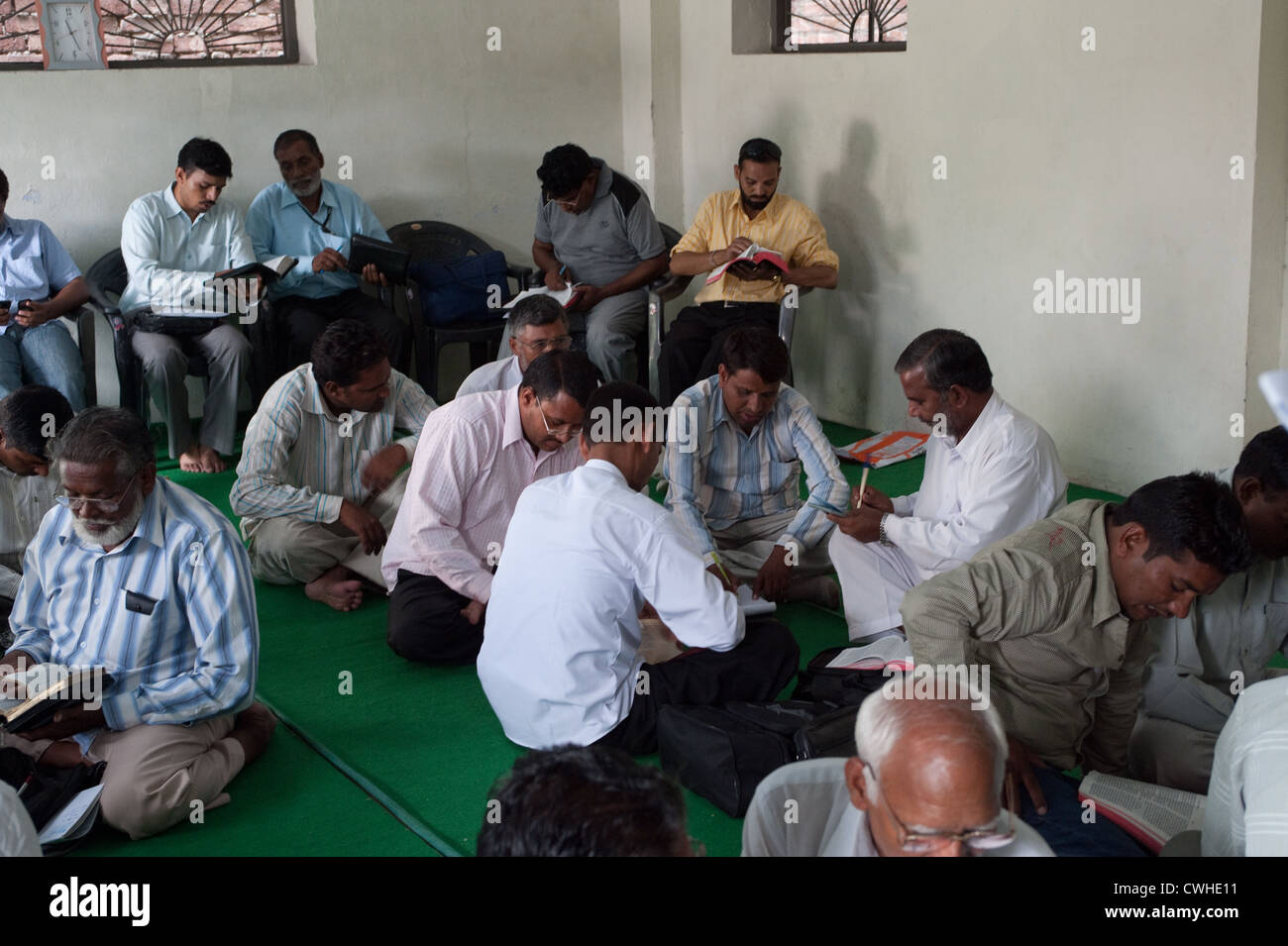 Punjab Indien christlichen Pastoren Studium der Bibel in eine Klasse Einstellung.  Pastoren, die sitzen auf dem Boden und in den Stühlen Stockfoto