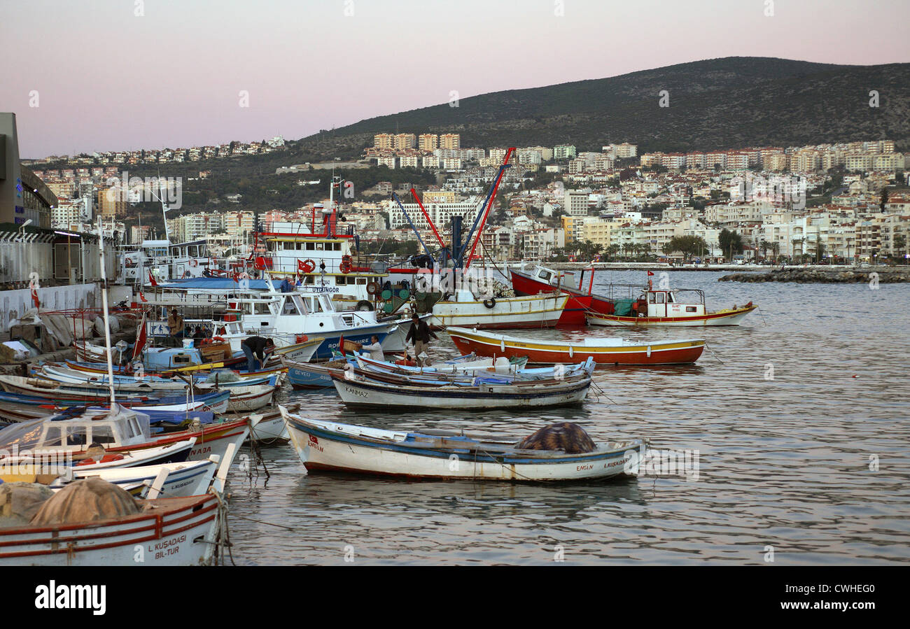 Kusadasi, Stadtansicht mit Hafen Stockfoto