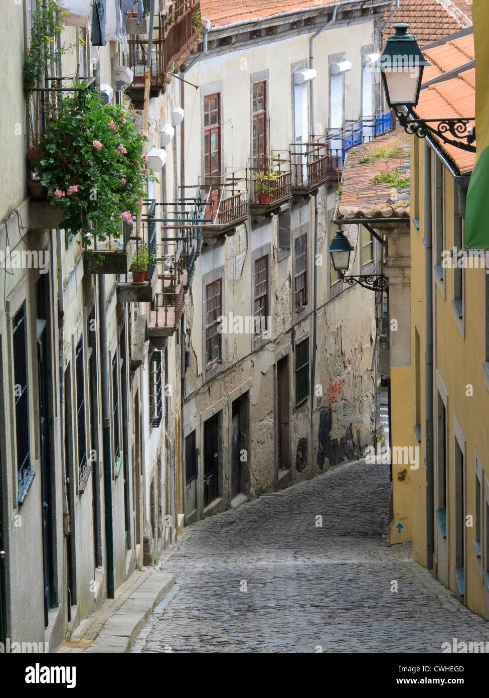 Straßenszene in Se Kathedrale Ribereira Porto Portugal Stockfoto