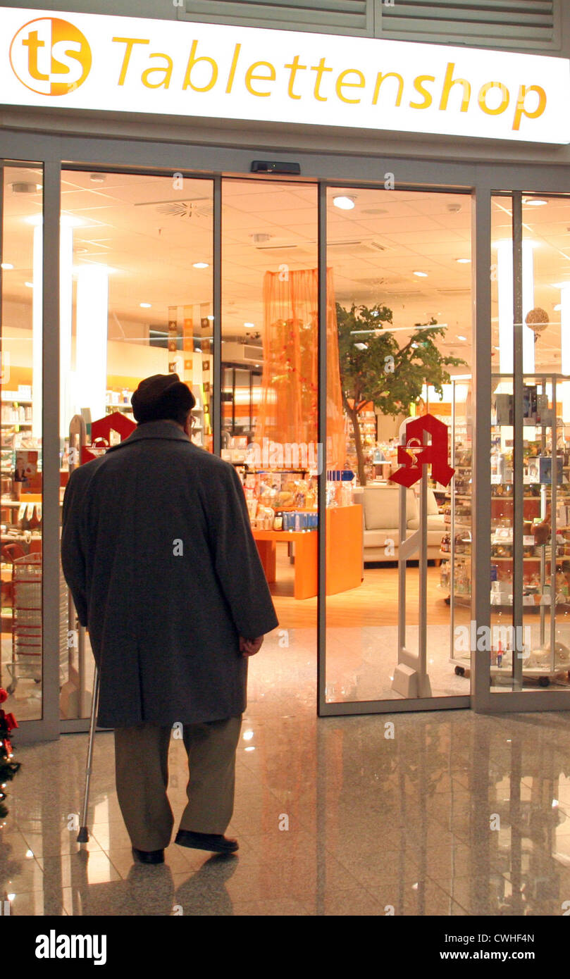 Dresden, Alter Mann betritt eine Apotheke. Neu: Tabletten Store Stockfoto