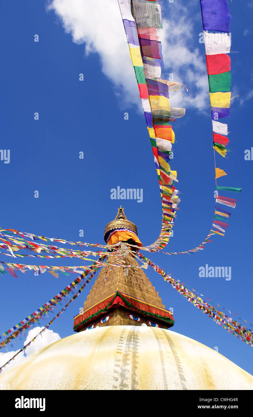 Bodhnath Stupa in Kathmandu mit Buddha-Augen und Gebetsfahnen auf klaren, blauen Himmelshintergrund Stockfoto