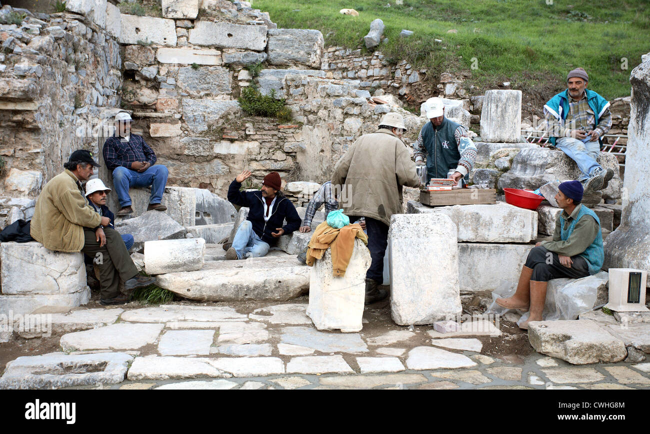 Ephesus, Bauarbeiter eine Pause Stockfoto