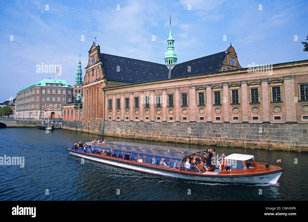 Motorboot mit Touristen auf dem Kanal Kopenhagen Dänemark Stockfoto