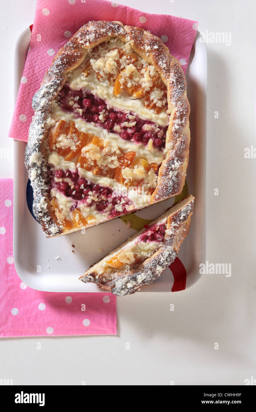 Hefekuchen mit quark und johannisbeeren -Fotos und -Bildmaterial in ...
