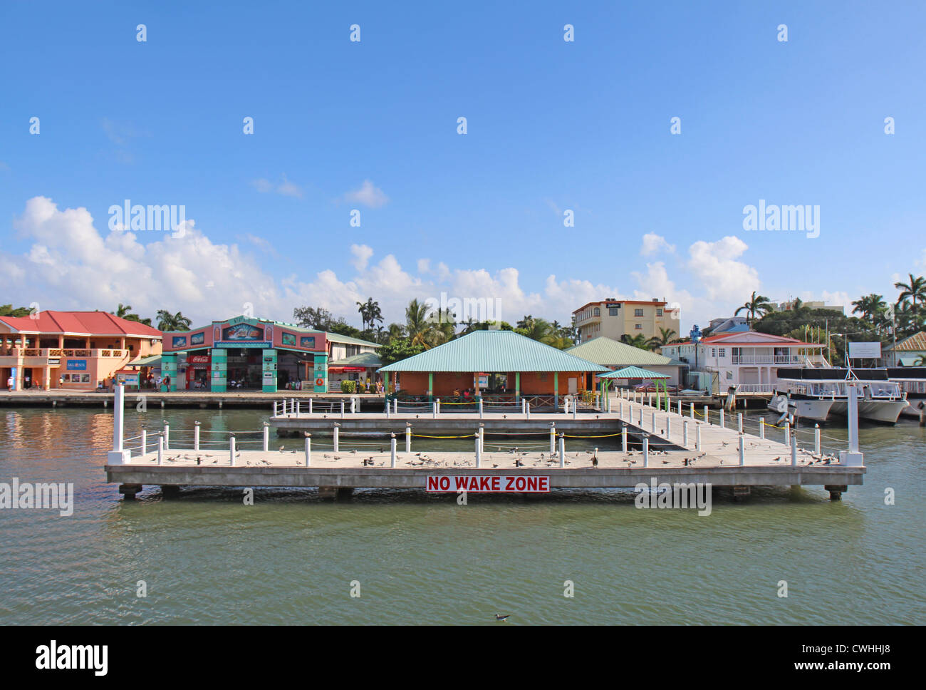 Die Kreuzfahrtterminals in Belize City vom Wasser aus Stockfoto