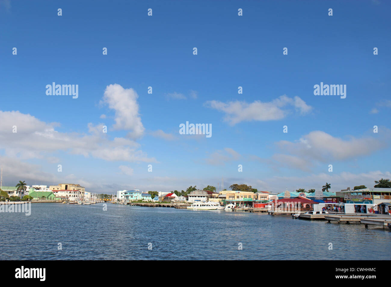 Der Belize River und Drehbrücke in Belize City aus den Kreuzfahrtterminals Stockfoto