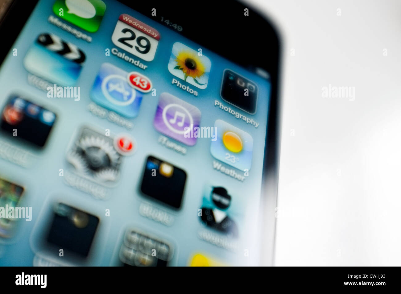 Nahaufnahme des Apple iPhone 5 Bildschirm zeigt mehrere nützliche apps wie iTunes, App Store, Fotos. Stockfoto