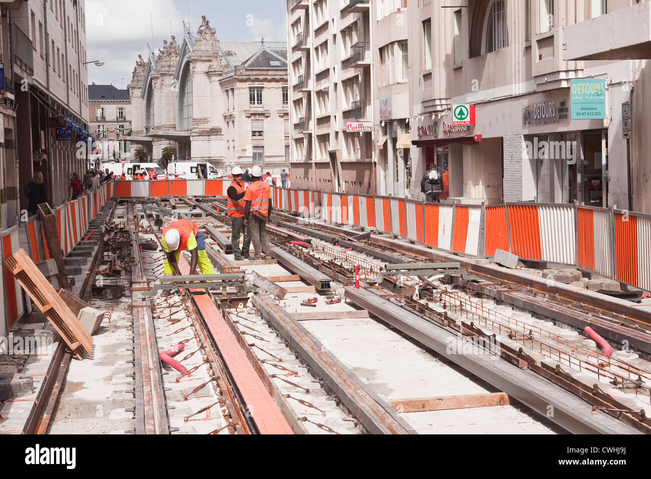 Arbeiter bauen die neue Straßenbahn in Tours, Frankreich. Stockfoto