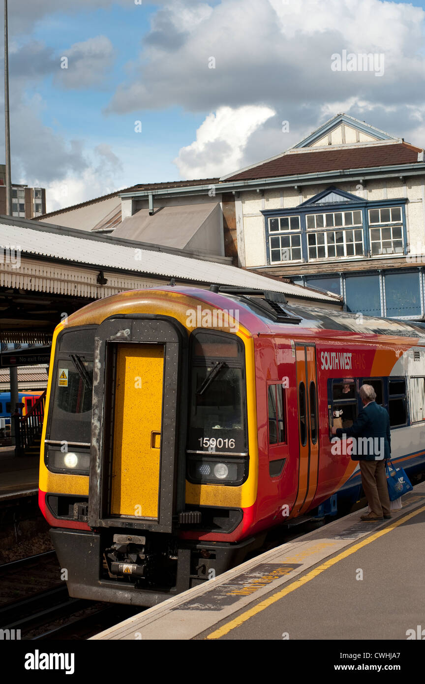 Warten auf ein Klasse 159 Passagier an Bord Personenzug in South West Trains Lackierung am Bahnhof Clapham Junction, England. Stockfoto