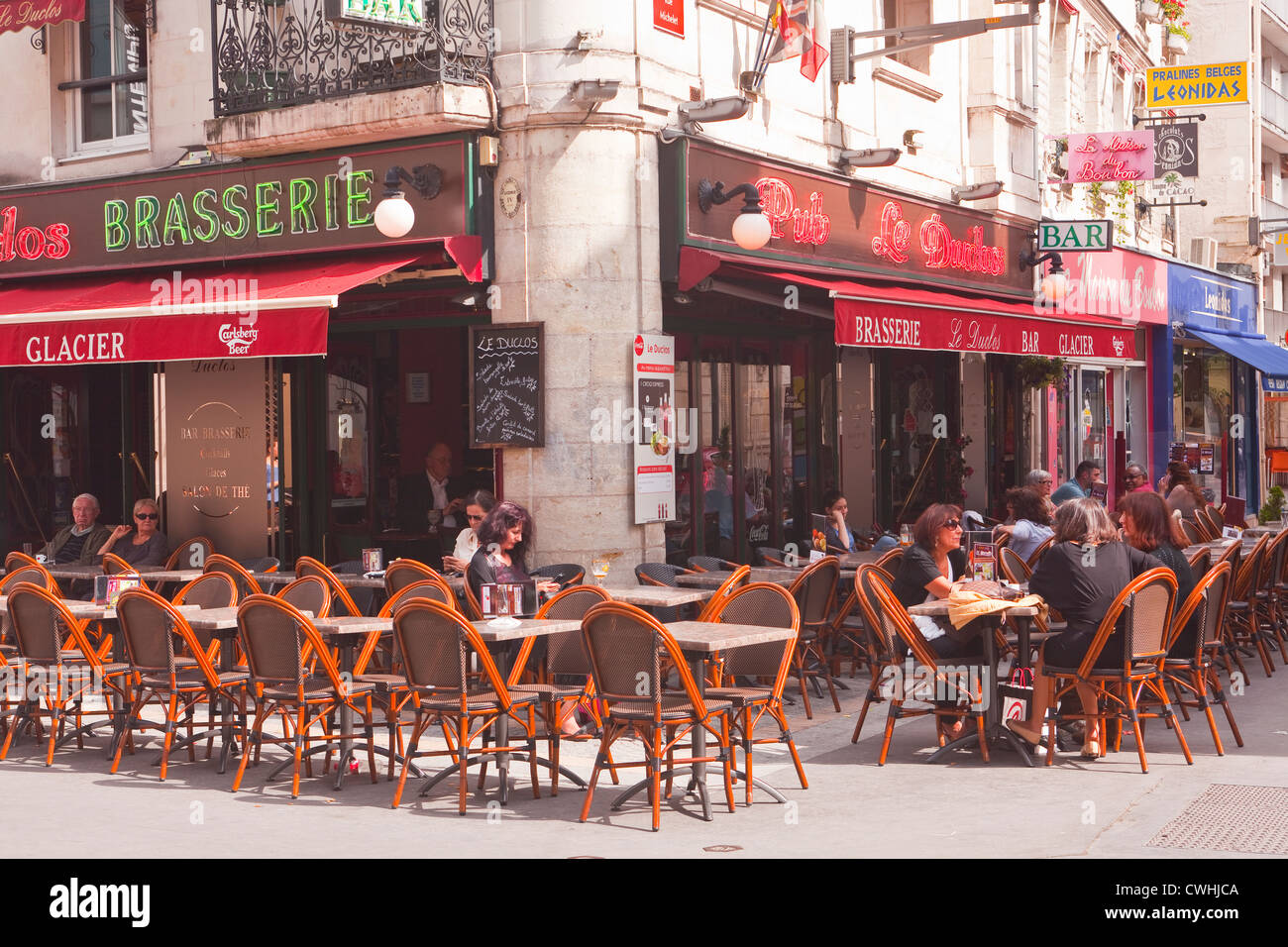 Menschen Essen vor einem Restaurant in Tours, Frankreich. Stockfoto
