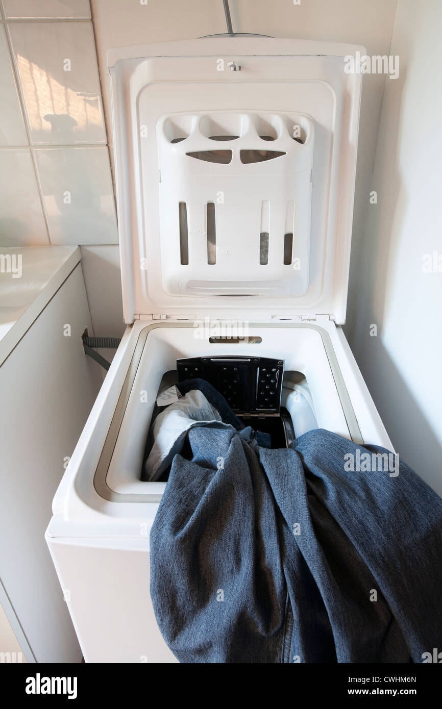 Waschmaschine mit offene Luke und jeans Stockfotografie - Alamy