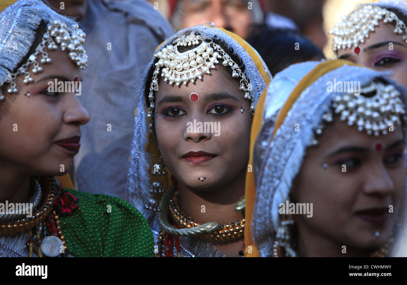 Eine Gruppe von Rajasthani Tänzer warten auf ihre Tanz-Performance im Desert Festival, Jaisalmer, Rajasthan, Indien Stockfoto