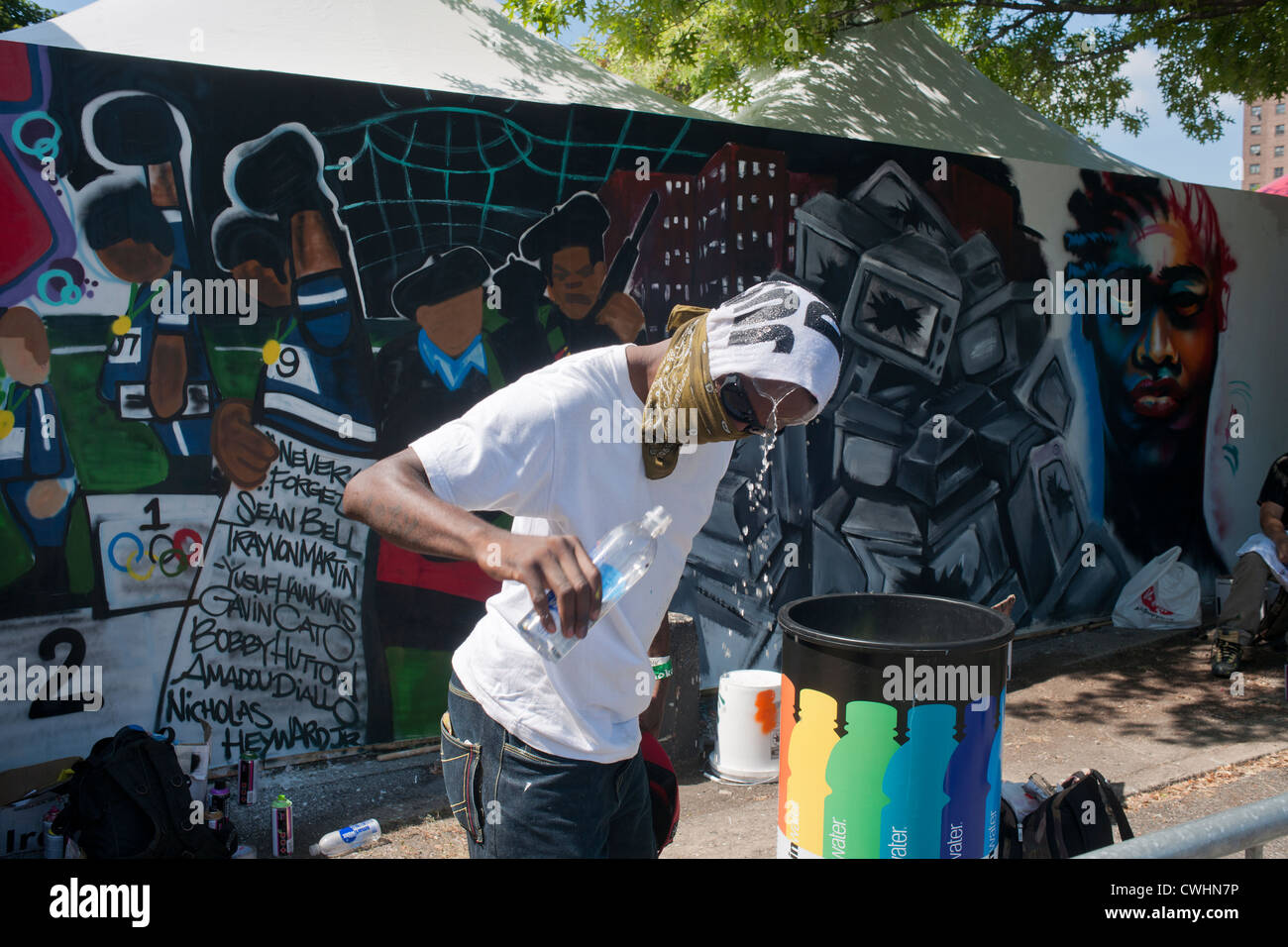 Graffiti-Künstler kühlt beim AfroPunk Festival in Commodore Barry Park in Brooklyn in New York Stockfoto