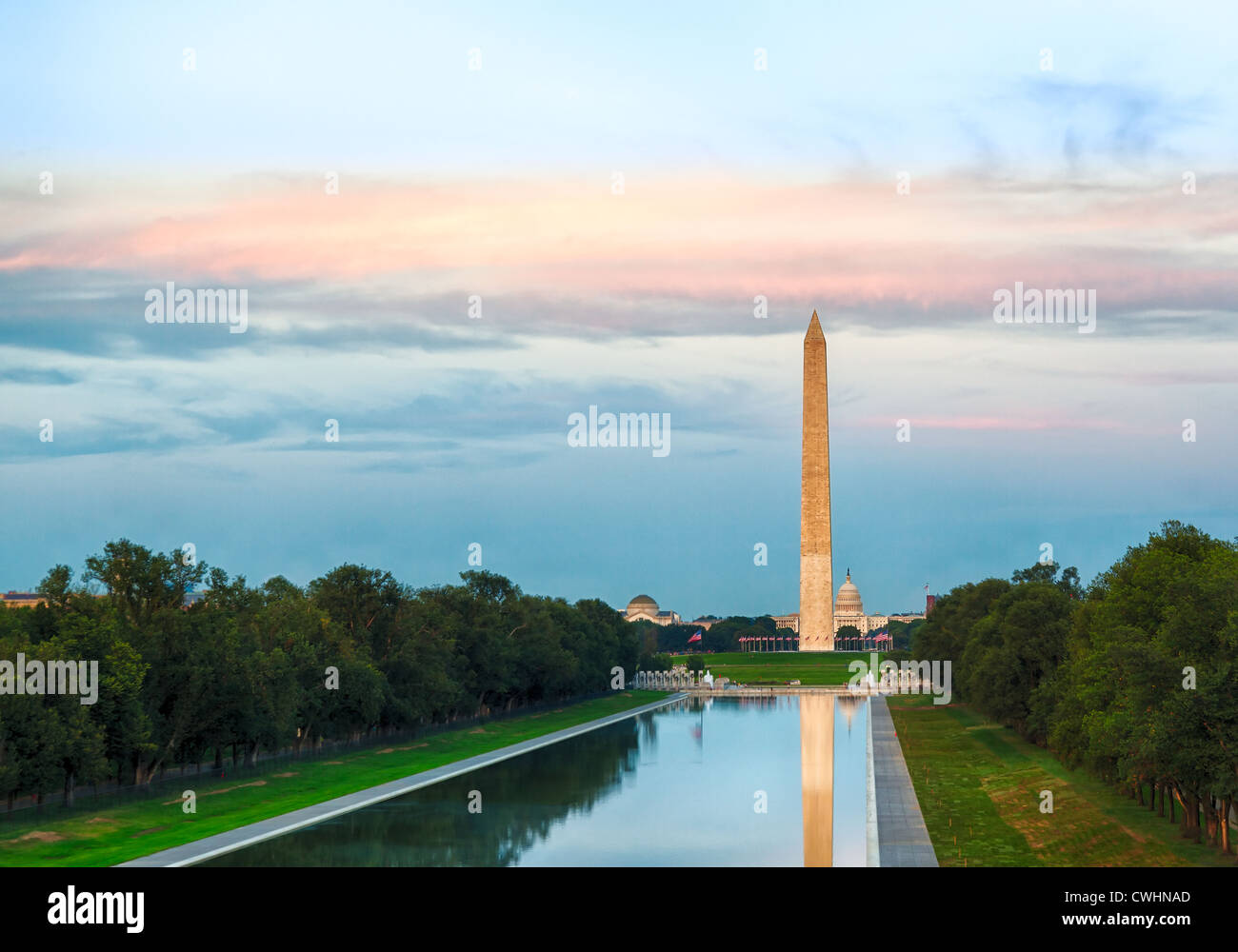 Untergehende Sonne beleuchtet Washington Monument in DC und Capitol mit Reflexionen im neuen Reflecting Pool, USA Stockfoto