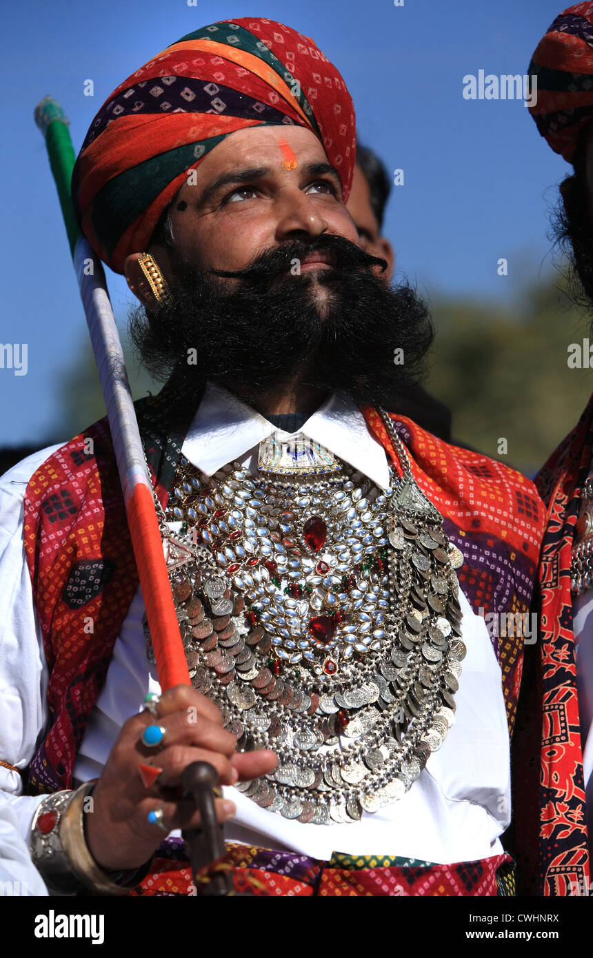 ein Rajasthani-Mann in typischen Rajasthani kleidet, während das Dessert-Festival in Jaisalmer Stockfoto
