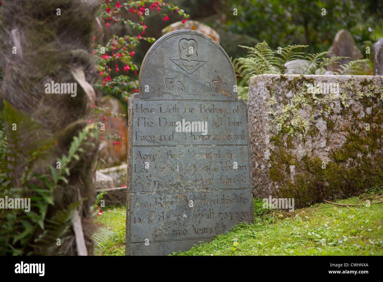 Grabstein Schädel St. nur im Roseland Kirche Cornwall Uk Stockfoto