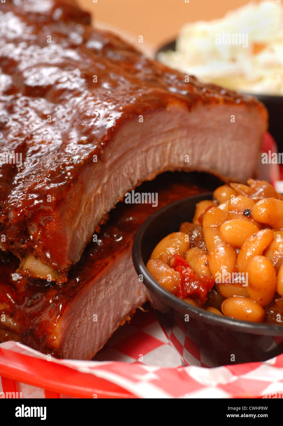 Köstliche BBQ Ribs mit Bohnen, Krautsalat und ein würziger BBQ-sauce Stockfoto