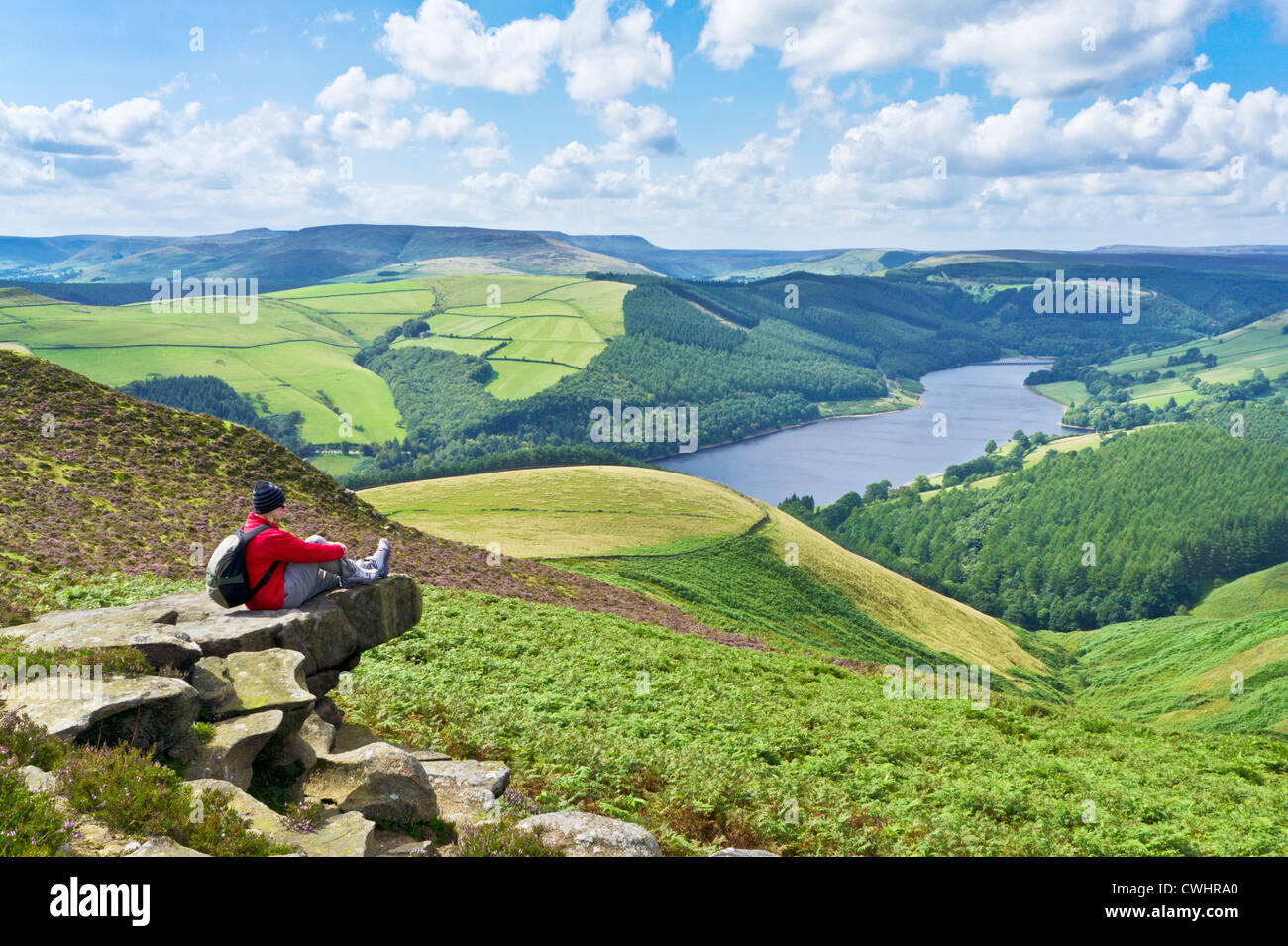 Wanderer saß auf Whinstone Lee Tor Derwent Moor über Ladybower Vorratsbehälter Derbyshire Peak District Nationalpark Derbyshire England Stockfoto