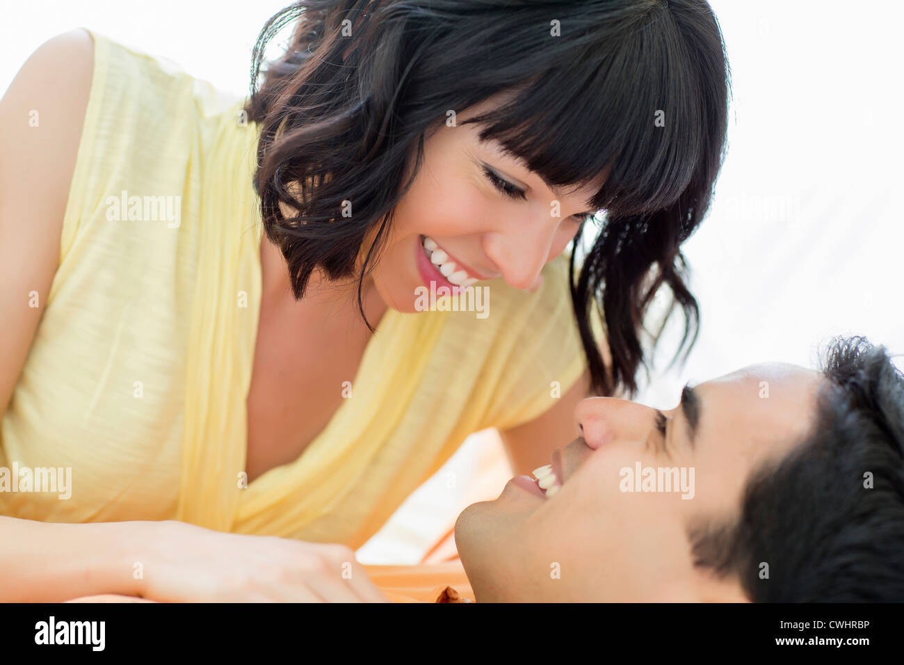 Paar Lächeln einander an Stockfoto