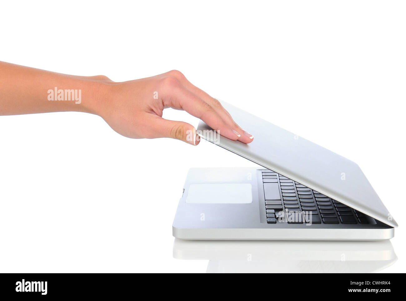 Nahaufnahme der Hand einer Frau, die ihren Laptop-Computer öffnen, auf einem weißen Hintergrund. Stockfoto