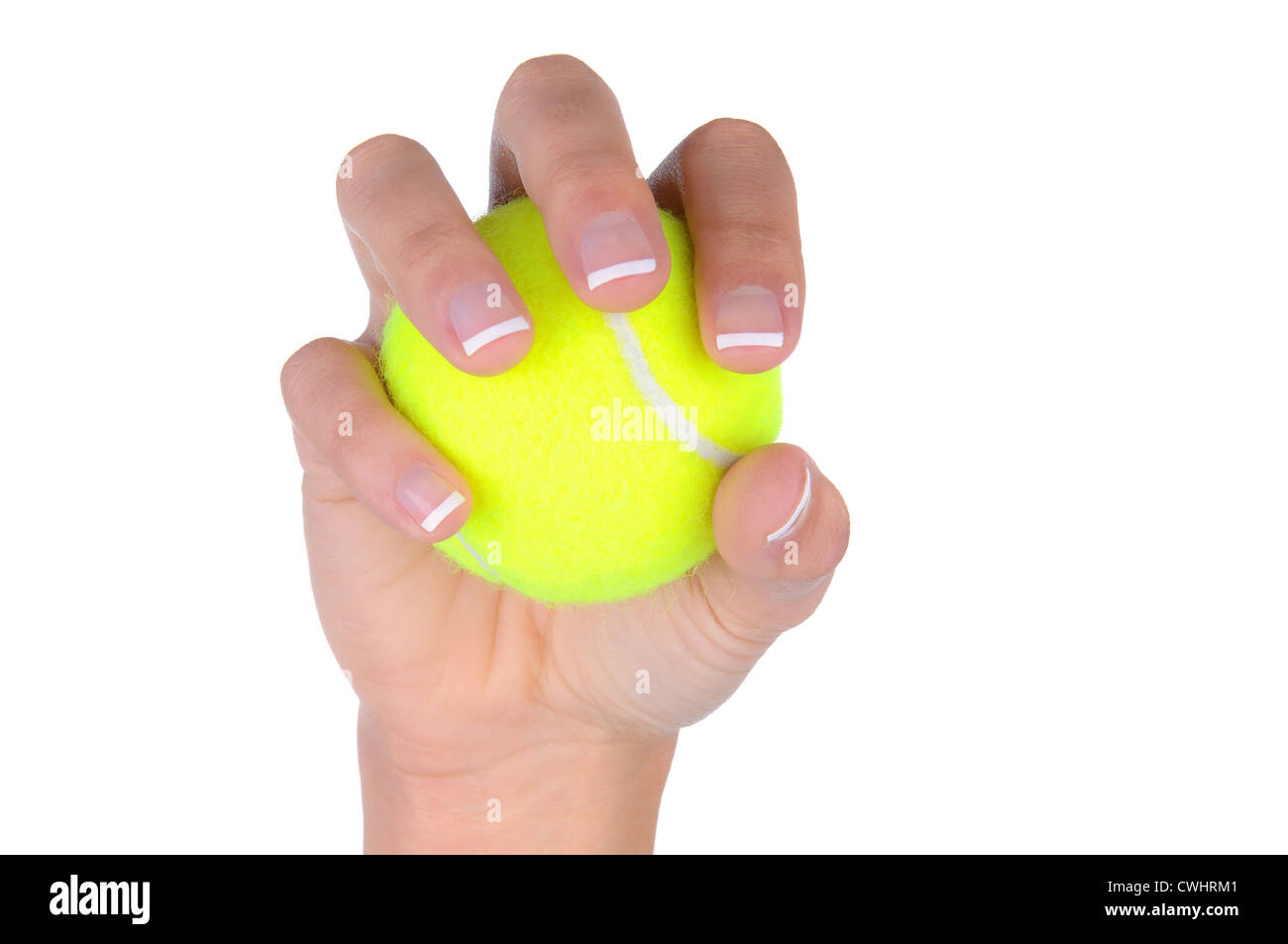 Nahaufnahme von Frauenhand hält einen Tennisball über einen weißen Hintergrund. Stockfoto