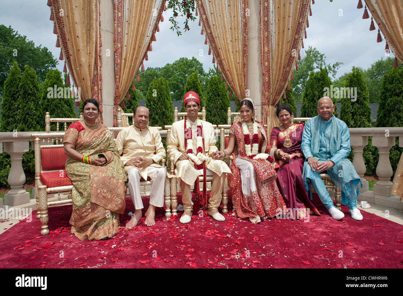 Indische Braut und Bräutigam mit Familie in traditioneller Kleidung Stockfoto