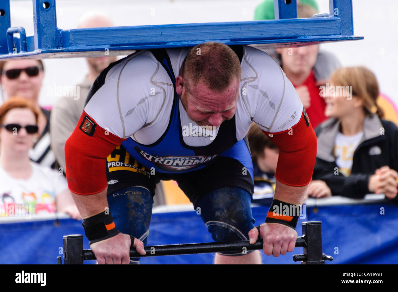 Strongman Mitbewerber versucht, mehr als 500 kg heben Sie während des Riesen Tabelle Events Stockfoto