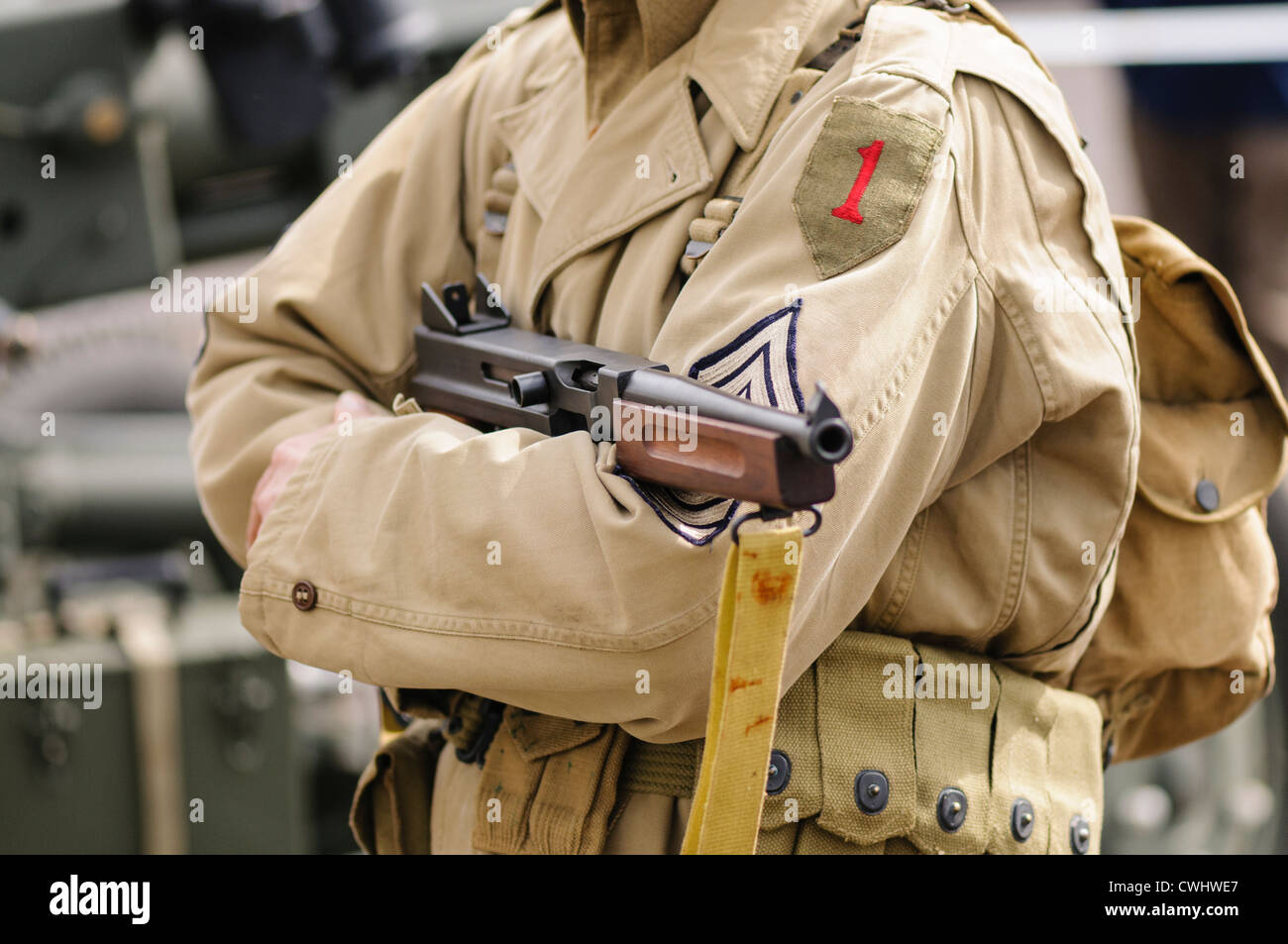 Person gekleidet, wie ein amerikanischen Soldaten des 2. Weltkrieges eine Replikat Gewehr hält Stockfoto