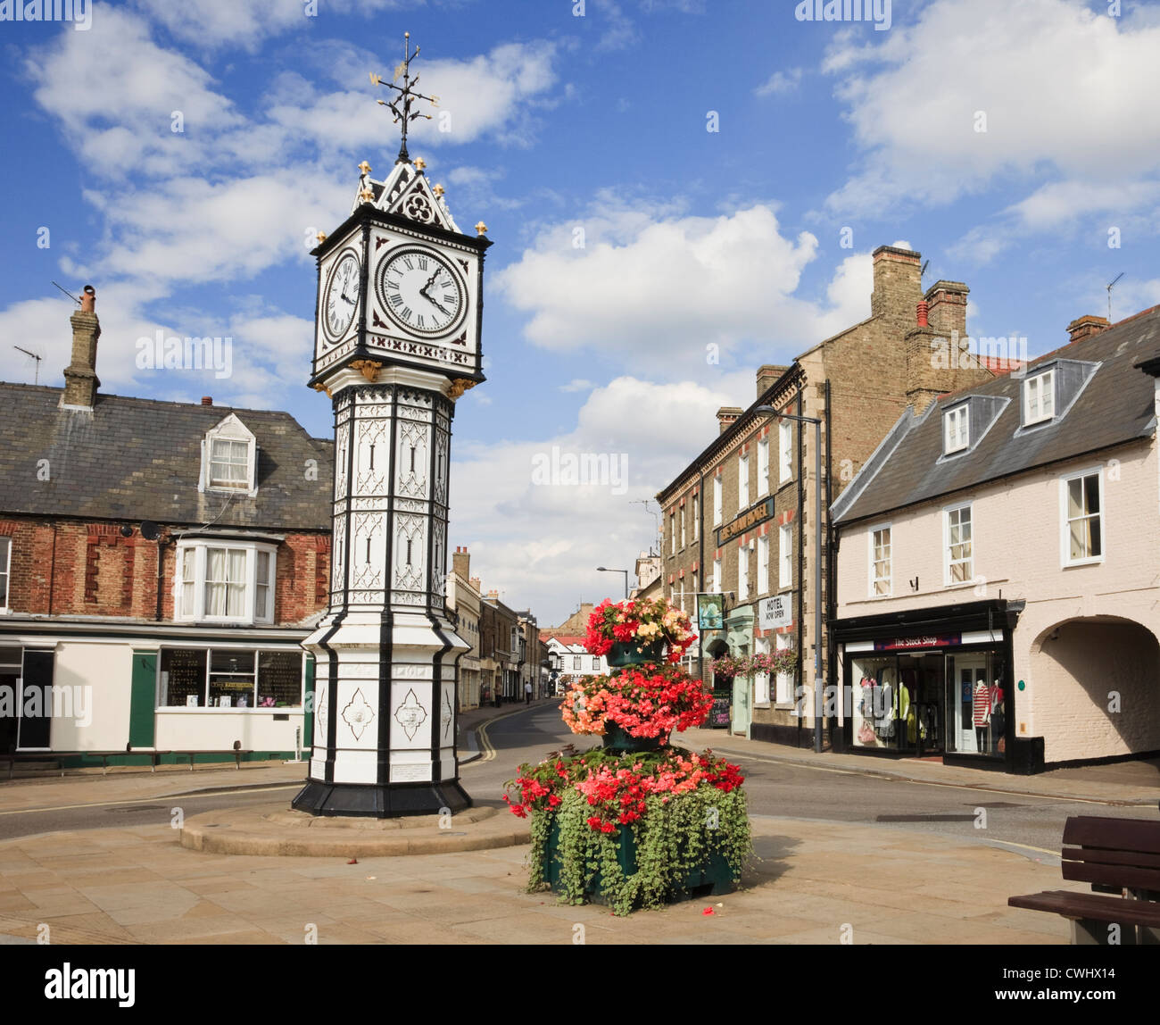 Reich verzierte alte Uhr von James Scott im Altstädter Ring mit Blick entlang der High Street of Downham Market, Norfolk, England, UK Stockfoto