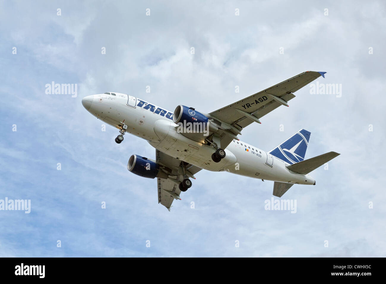 Ein Airbus A318 der rumänischen Fluggesellschaft TAROM Endanflug Stockfoto