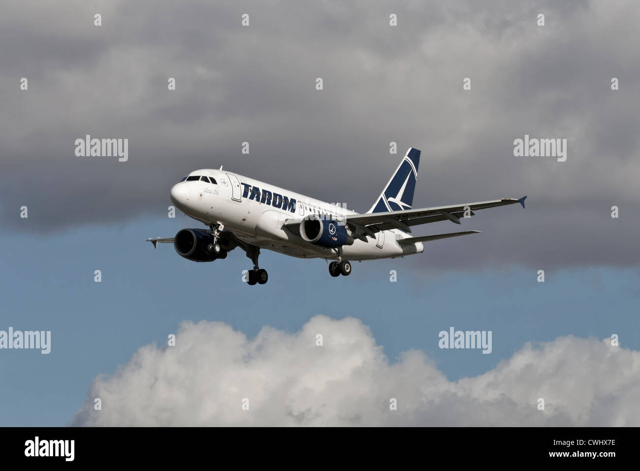 Ein Airbus A318 der rumänischen Fluggesellschaft Tarom auf Finale Stockfoto