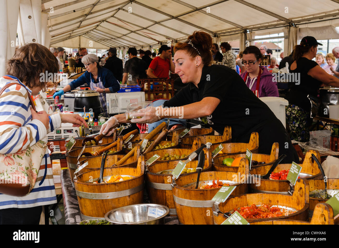 Frau Kauf Oliven an einem Marktstand verkaufen mediterranen produzieren Stockfoto