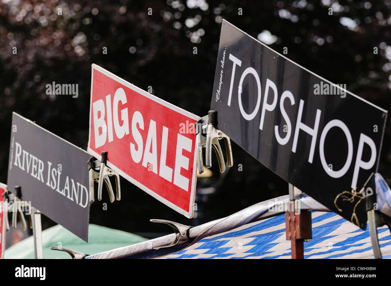 Schilder Werbung gefälschte Produkte aus Flussinsel und Top Shop an einem Marktstand Stockfoto