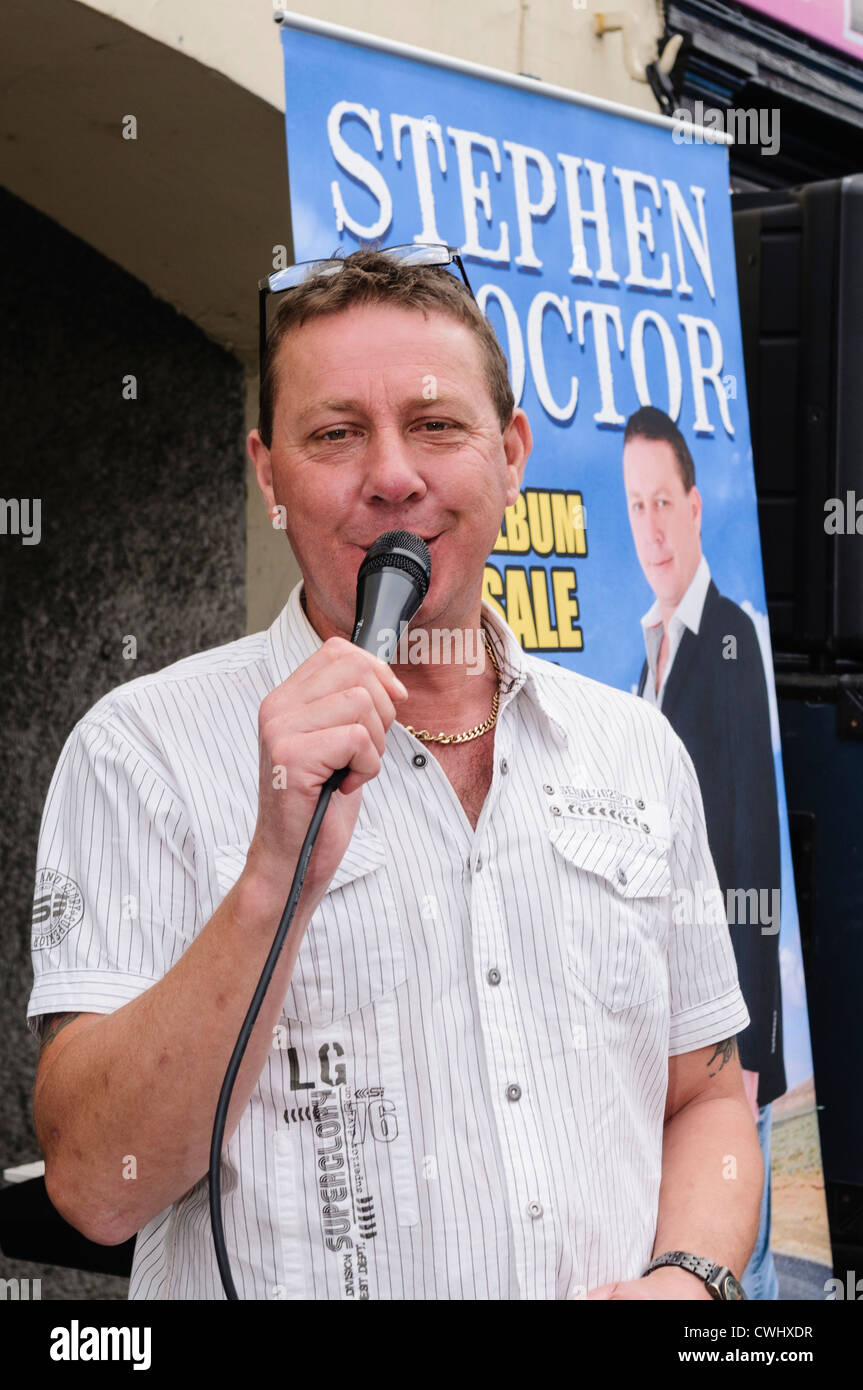 Irish Country-Sänger Stephen Proctor singen auf der Ould Lammas Fair in Ballycastle Stockfoto