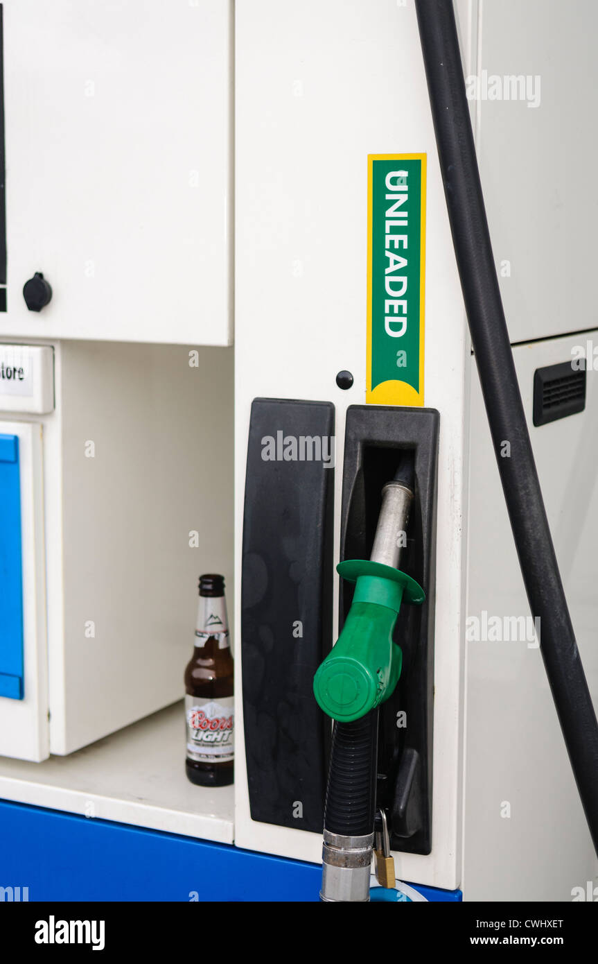 Bierflasche saß ein Benzin-Pumpe-Düse Stockfoto