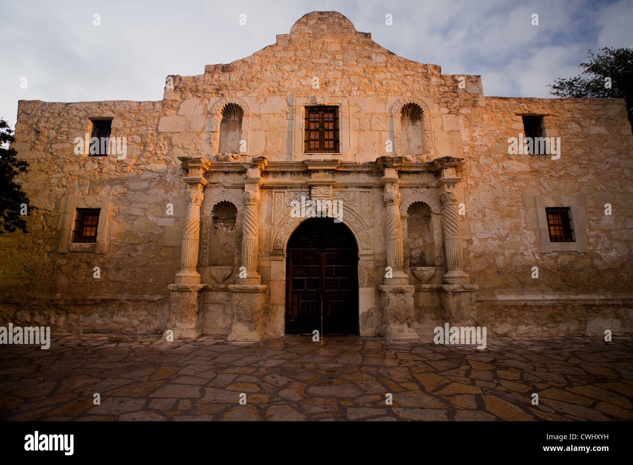 Die Alamo in San Antonio, Texas im warmen Licht des Sonnenaufgangs Stockfoto