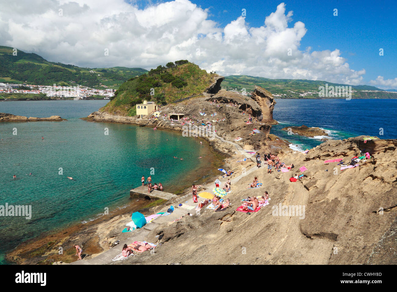Leute, Sonnenbaden auf der Insel von Vila Franca do Campo vor der Küste von Sao Miguel Island, Azoren. Stockfoto