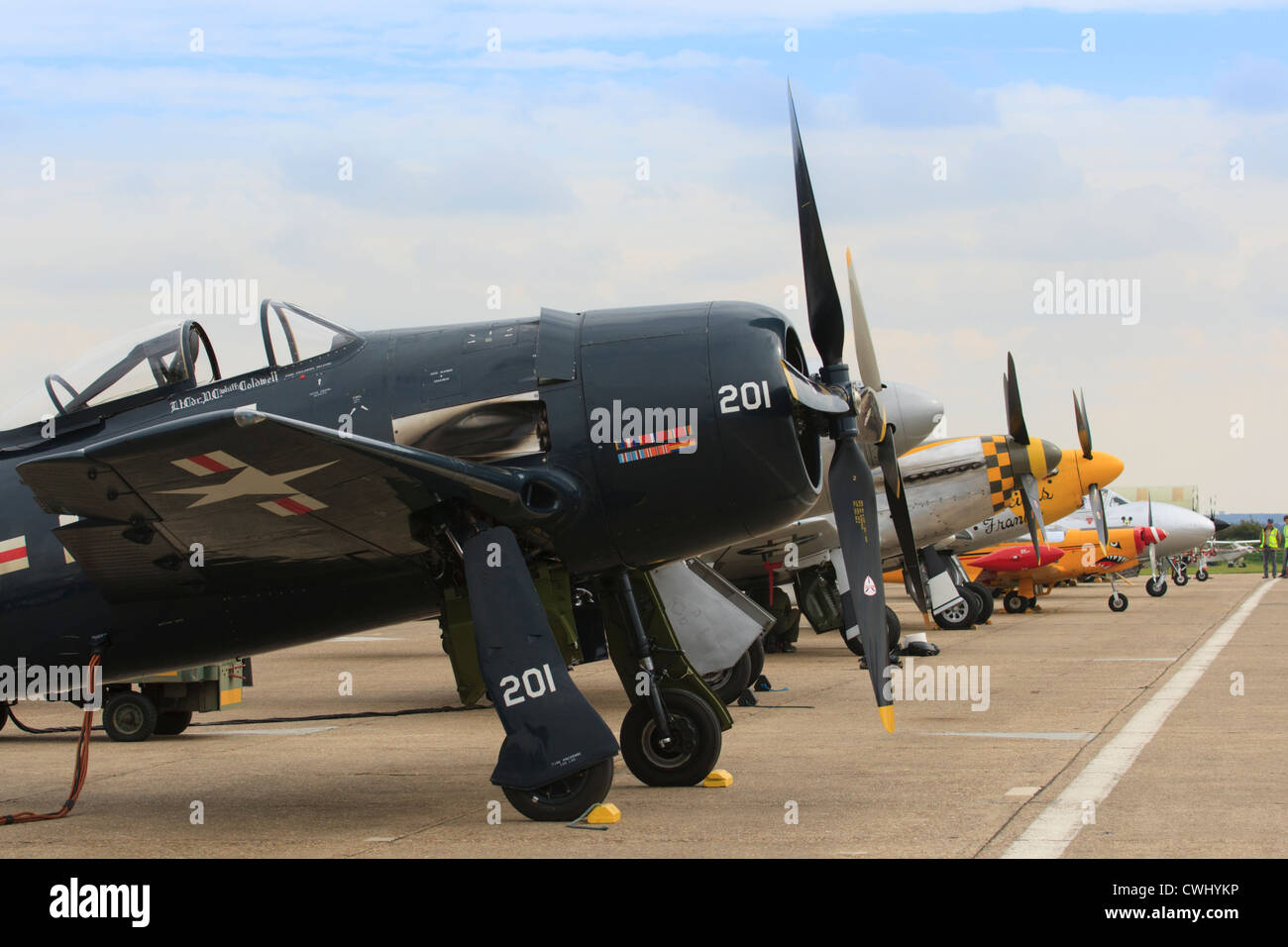 Flugzeuge, die aufgereiht entlang der Flightline auf Duxford airshow Stockfoto