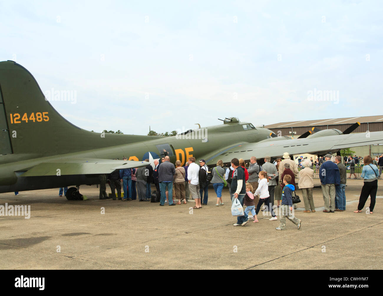 Warteschlange des Flugzeug-Enthusiasten, die darauf warten, an Bord der Flying Fortress SAlly B Duxford Airshow ansehen Stockfoto