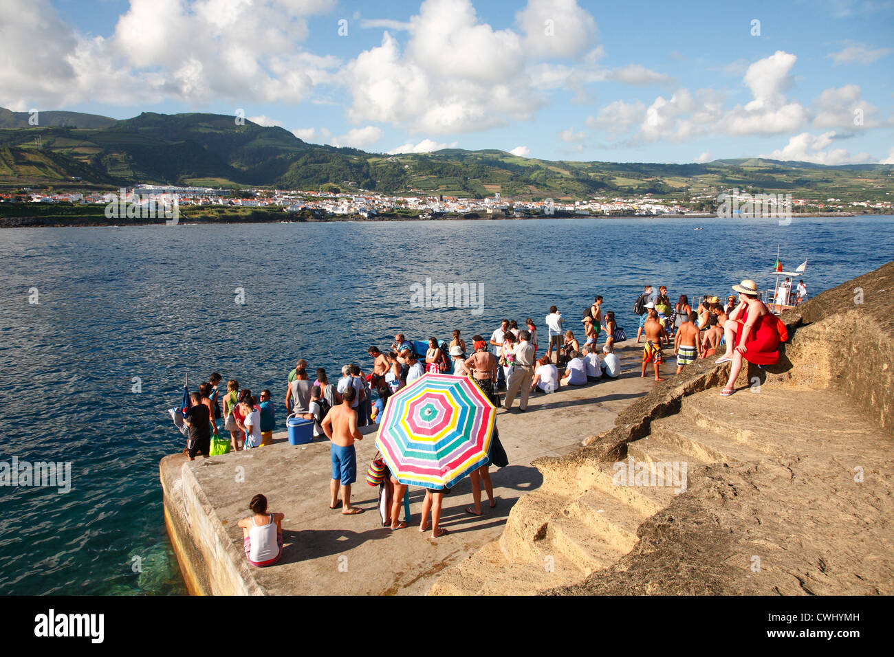 Menschen warten auf der Insel von Vila Franca do Campo vor der Küste von Sao Miguel Insel. Azoren, Portugal Stockfoto