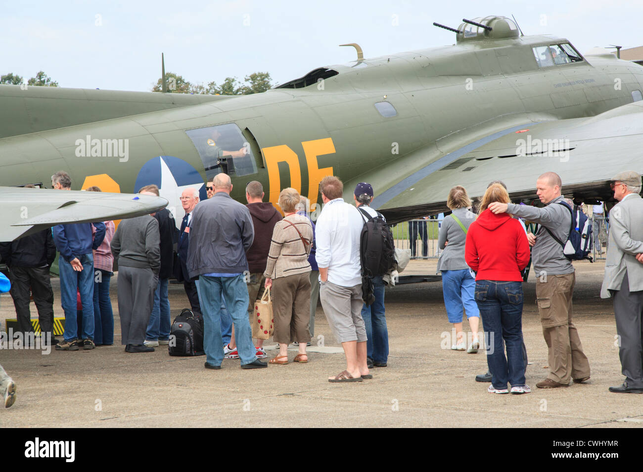 Warteschlange des Flugzeug-Enthusiasten, die darauf warten, an Bord der Flying Fortress SAlly B Duxford Airshow ansehen Stockfoto