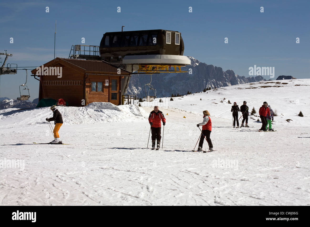 Skifahrer am Skilift ordentlich Cherz Restaurant Corvara Dolomiten Italien Stockfoto