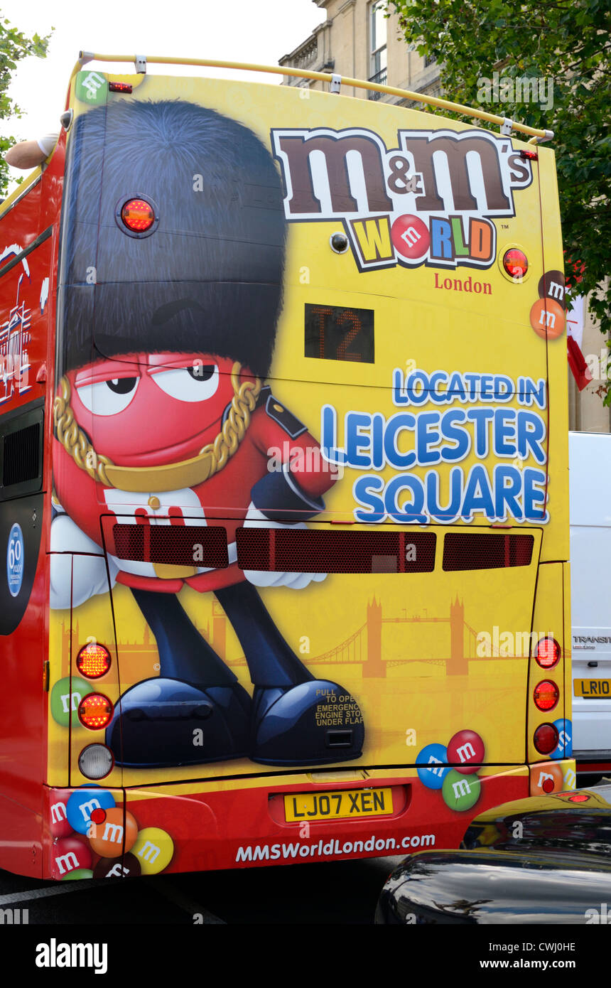 Werbung für M & M London zu speichern, auf der Rückseite eines Busses, London, England Stockfoto