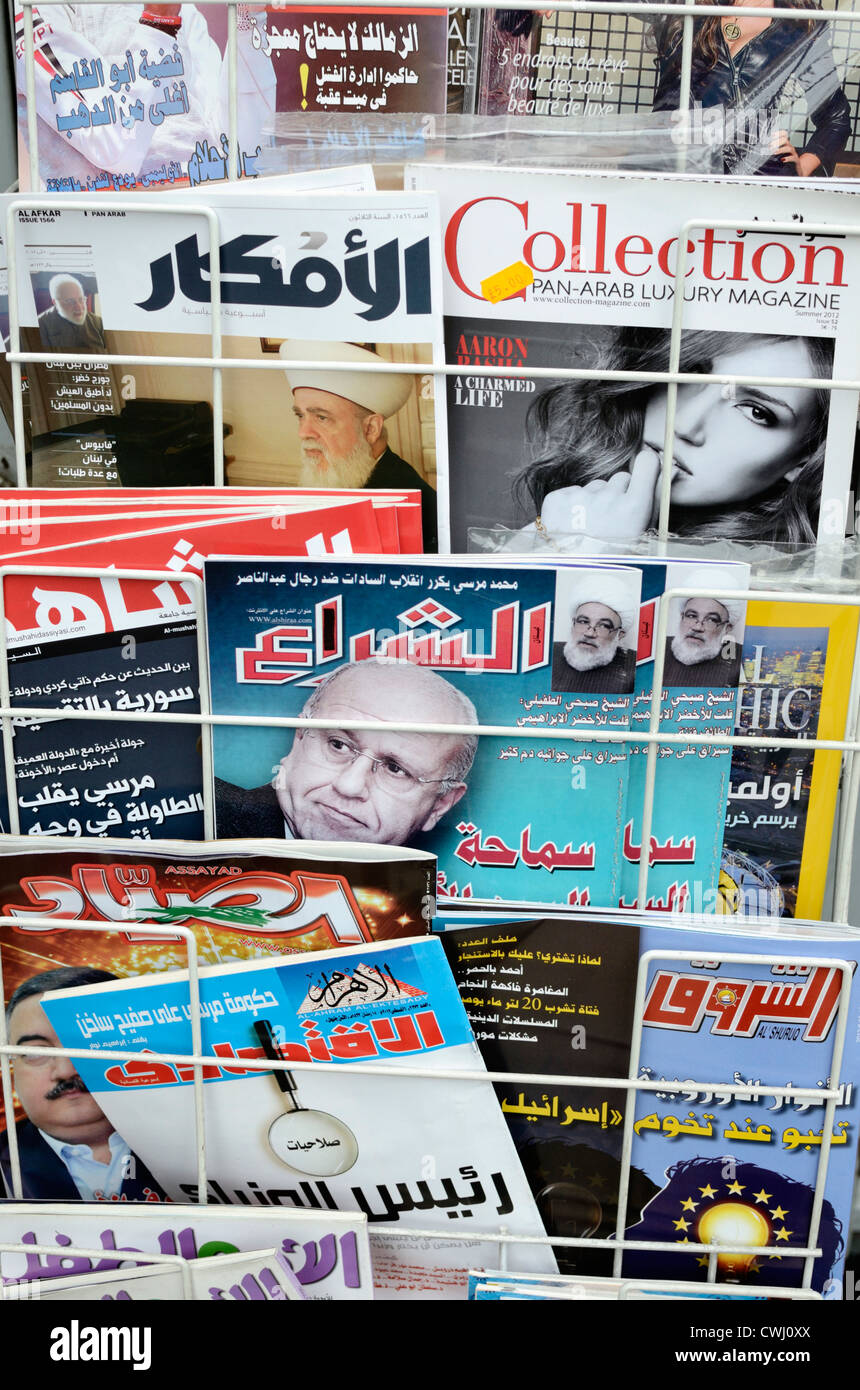 Arabische Sprache Zeitschriften auf einem Ständer, London, England Stockfoto
