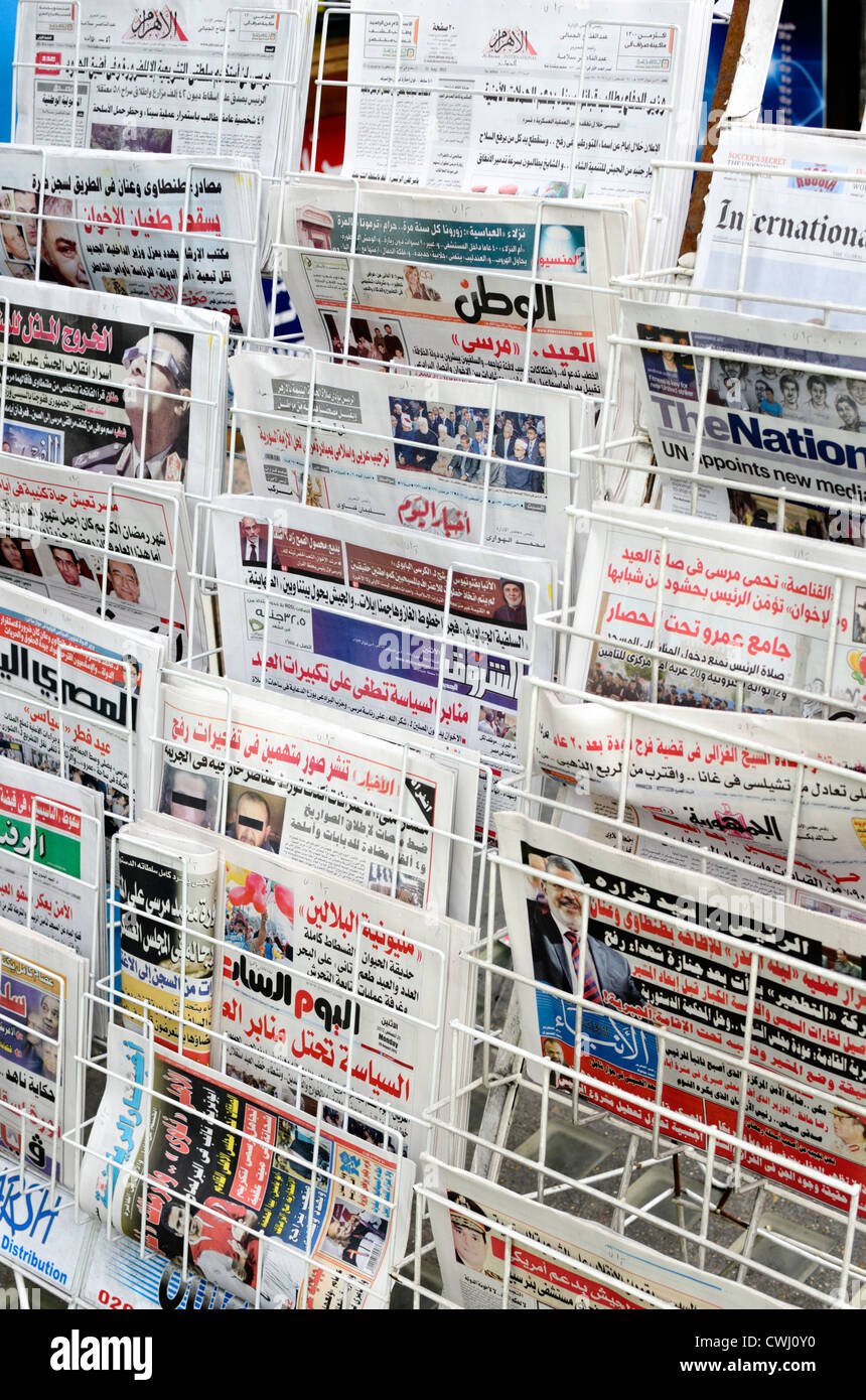 Arabische Sprache Zeitungen auf einem Ständer, London, England Stockfoto