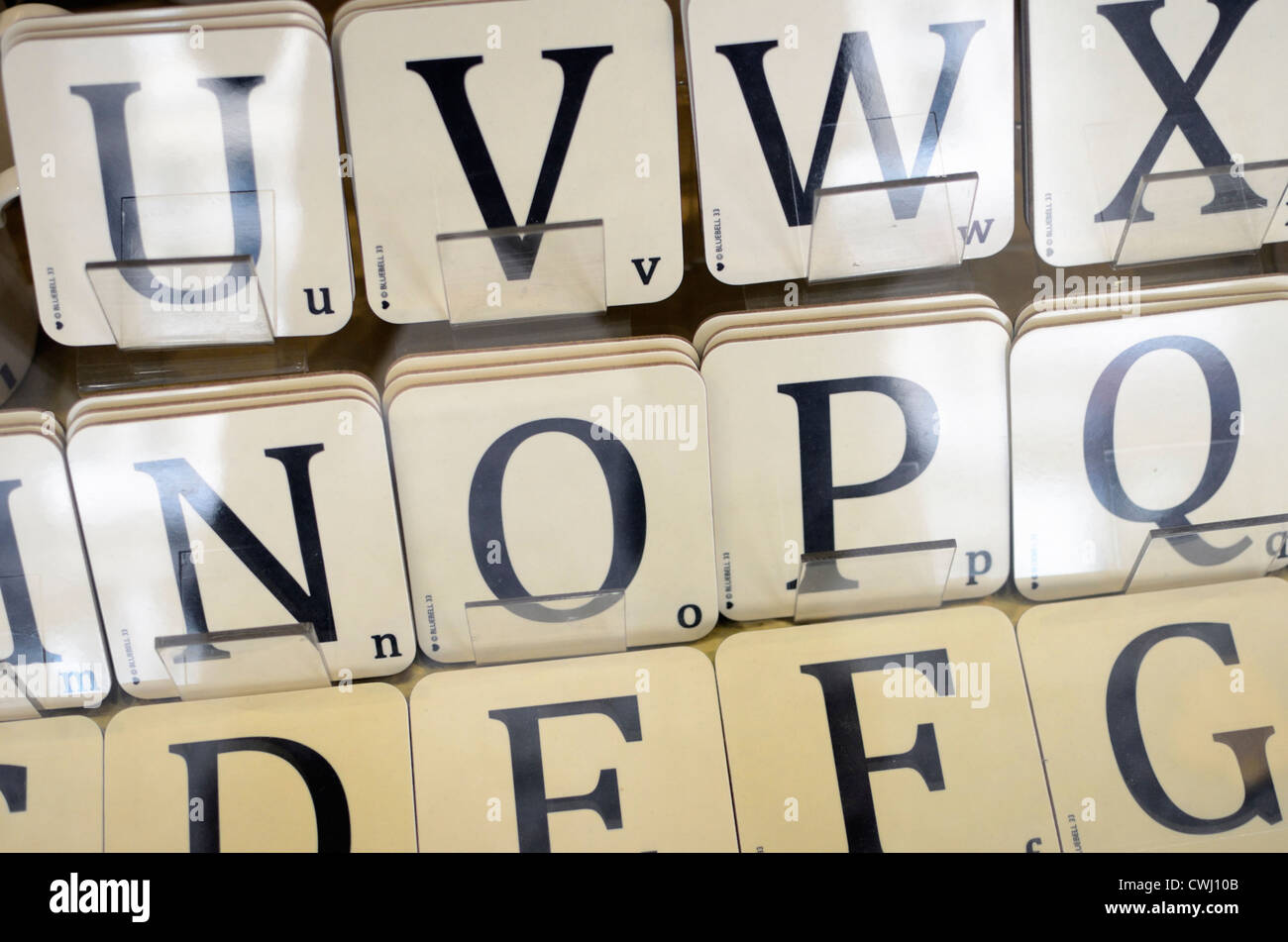 Buchstaben des Alphabets auf Tischsets in einem Schaufenster Stockfoto
